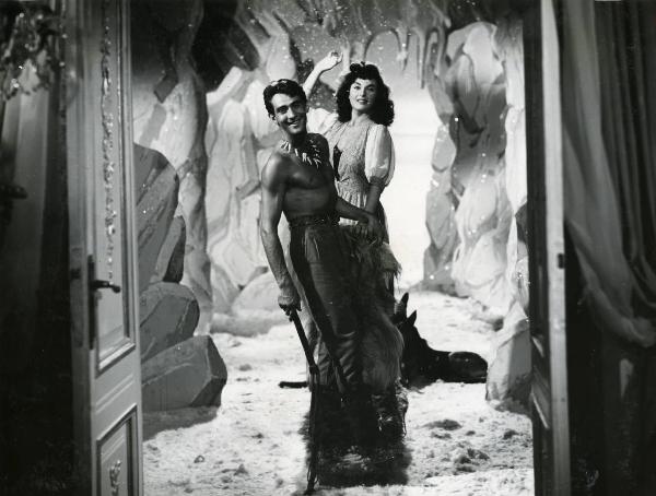 Scena del film "Era lui si si" - Regia Vittorio Metz, Marcello Marchesi, Marino Girolami, 1951 - Walter Chiari, a sinistra a petto nudo, tiene in mano, aiutato da Silvana Pampanini, un vello.