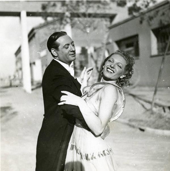 Sul set del film "Eravamo 7 sorelle" - Regia Nunzio Malasomma, 1939 - Lotte Menas e Nino Besozzi danzano in abiti eleganti.