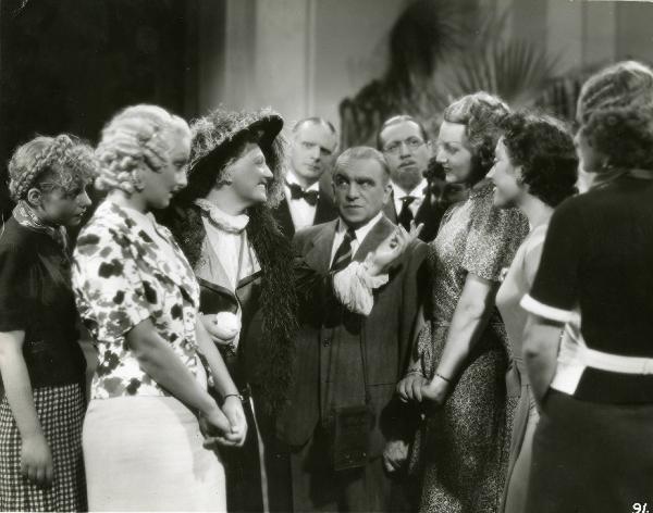 Scena del film "Eravamo 7 sorelle" - Regia Nunzio Malasomma, 1939 - Paola Barbara, a destra, e Ninì Gordini Cervi, al suo fianco, sorridono a Nino Besozzi, al centro. Attori non identificati e Sergio Tofane, in secondo piano al centro, li osservano.