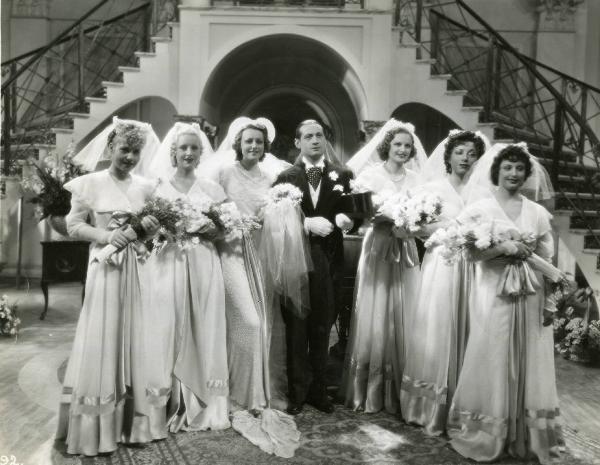 Scena del film "Eravamo 7 sorelle" - Regia Nunzio Malasomma, 1939 - Nino Besozzi, al centro. Da destra: Anna Maria Dossena, Ninì Gordini Cervi, Elena Altieri, Paola Barbara, Olivia Fried e un'attrice non identificata.