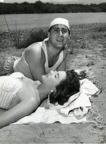 Scena del film "Un eroe dei nostri tempi" - Regia Mario Monicelli, 1955 - Sdraiati su una spiaggia: Giovanna Ralli, con gli occhi chiusi, rivolge il viso verso l'alto. Alberto Sordi, in secondo piano e appoggiato sui gomiti.