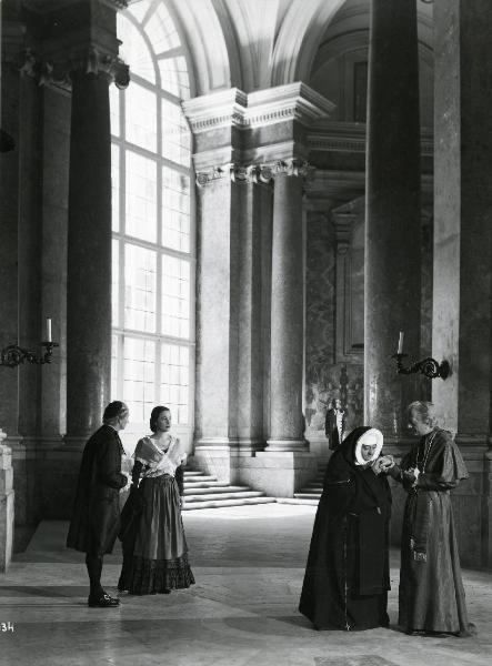 Scena del film "Eroi e briganti" - Regia Mario Soldati, 1950 - Ada Dondini, a destra, in abiti da madre superiora, bacia la mano di Enrico Viarisio, in veste di cardinale. Intanto, li guarda Maria Mauban, sulla sinistra.