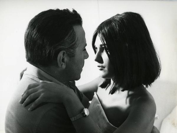 Scena del film "L'estate" - Regia Paolo Spinola, 1966 - Enrico Maria Salerno e Mita Medici, coperta da un lenzuolo, si stringono in un abbraccio e si osservano intensamente.