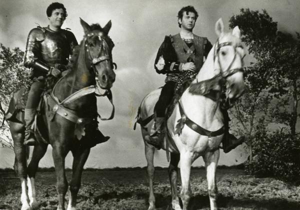 Scena del film "Ettore fieramosca" - Regia Alessandro Blasetti, 1938 - In primo piano a cavallo, Gino Cervi, a destra, e Mario Mazza, a sinistra, guardano dritto davanti a loro.