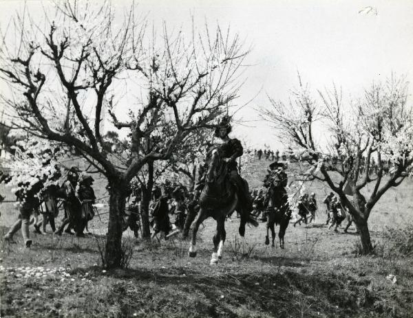 Scena del film "Ettore fieramosca" - Regia Alessandro Blasetti, 1938 - In primo piano, un soldato non identificato a cavallo, seguito da un secondo cavaliere. Intorno, soldati non identificati.