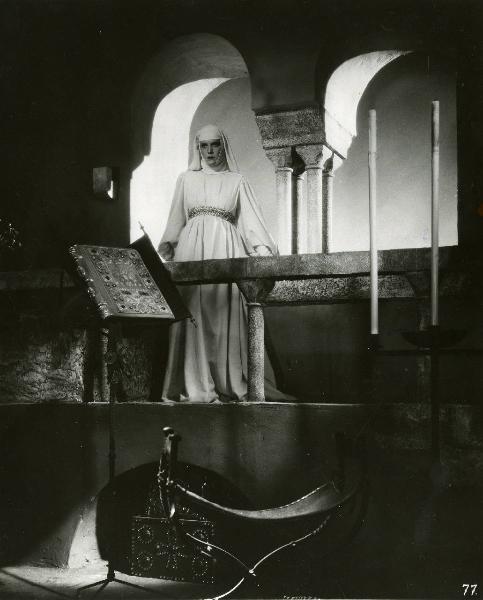 Scena del film "Ettore fieramosca" - Regia Alessandro Blasetti, 1938 - Elisa Cegani, su un balcone, appoggia le mani sulla ringhiera in pietra e guarda dritto davanti a sé.