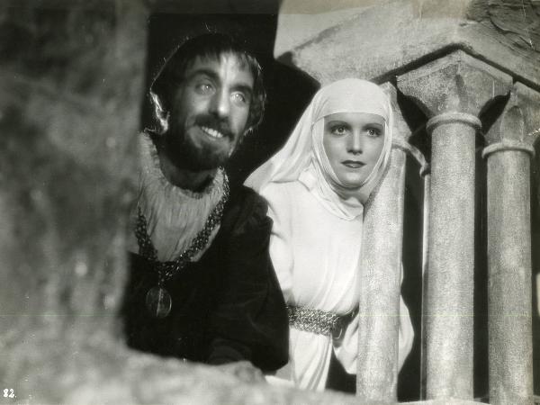 Scena del film "Ettore fieramosca" - Regia Alessandro Blasetti, 1938 - Elisa Cegani e un attore non identificato si sporgono da un parapetto e rivolgono lo sguardo sorridente dritto davanti a loro.