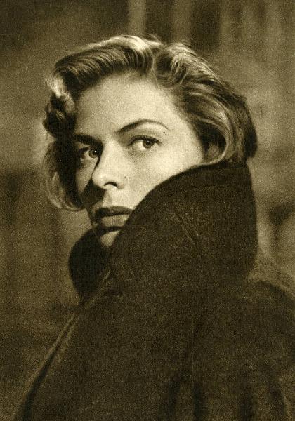 Scena del film "Europa 51" - Regia Roberto Rossellini, 1952 - Primo piano di Ingrid Bergman con indosso un cappotto a collo alto che le copre parzialmente il viso mentre rivolge lo sguardo verso destra.