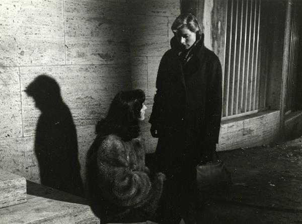 Scena del film "Europa 51" - Regia Roberto Rossellini, 1952 - Ingrid Bergamn, in piedi a destra, rivolge lo sguardo in basso verso un'attrice non identificata seduta su una gradinata.