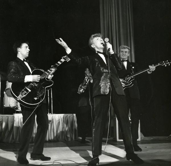 Scena del film "Europa di notte" - Regia Alessandro Blasetti, 1959 - In primo piano, un attore non identificato canta. Dietro, un'attore non identificato a sinistra suona la chitarra, uno al centro suona la tromba e uno a destra suona il basso.