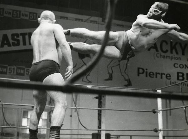 Scena del film "Europa di notte" - Regia Alessandro Blasetti, 1959 - Su un ring: un attore non identificato, con indosso una maschera, salta e colpisce al petto un altro attore non identificato di spalle.