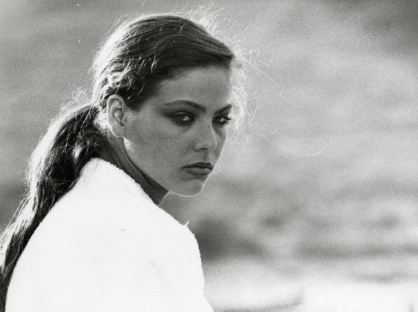 Scena del film "Eutanasia di un amore" - Regia Enrico Maria Salerno, 1978 - Primo piano di Ornella Muti che gira il capo sopra la sua spalla destra e rivolge lo sguardo dritto davanti a sé.