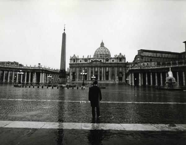 Scena del film "E venne un uomo" - Regia Ermanno Olmi, 1965 - In Piazza San Pietro in Vaticano, rivolto verso la cupola, al centro, un attore di spalle non identificato.