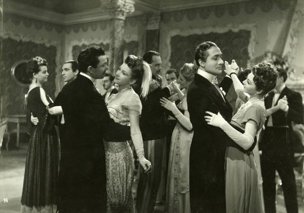 Scena del film "La fabbrica dell'imprevisto" - Regia Jacopo Comin, 1942 - Scena di ballo in cui Maurizio D'Ancora, a sinistra, balla con Vera Bergman e Nerio Bernardi balla con Oretta Fiume a destra. Dietro, altri attori non identificati ballano.