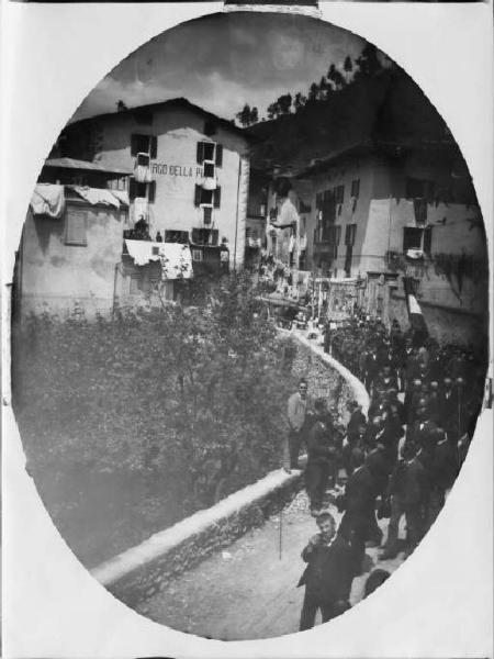 Piazza Brembana. Processione davanti all'Albergo della Posta lungo l'odierna via Fratelli Calvi