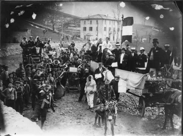 Piazza Brembana. Sfilata di Carnevale con carretto dei comuni dell'Alta Val Brembana