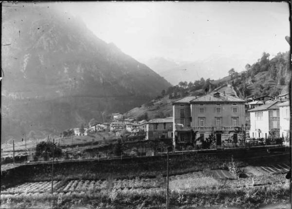 Piazza Brembana. Veduta del paese con la casa Rho in primo piano e della piana agrigola degradante verso il Brembo