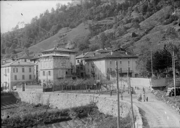 Piazza Brembana. Veduta dell'Albergo della Posta. Passanti