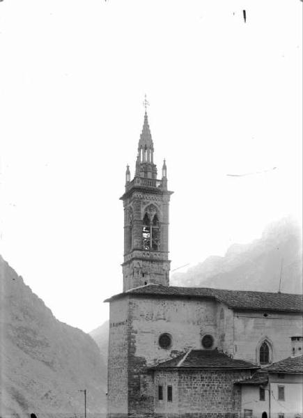 Piazza Brembana. Campanile della chiesa di San Martino oltre la Goggia