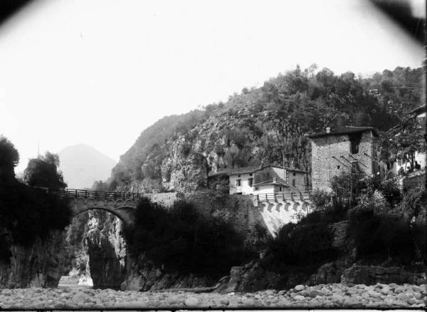 Ponti di Sedrina. Veduta di un ponte dal greto del Brembo