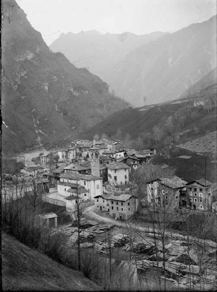 Cassiglio. Veduta panoramica con segheria in primo piano