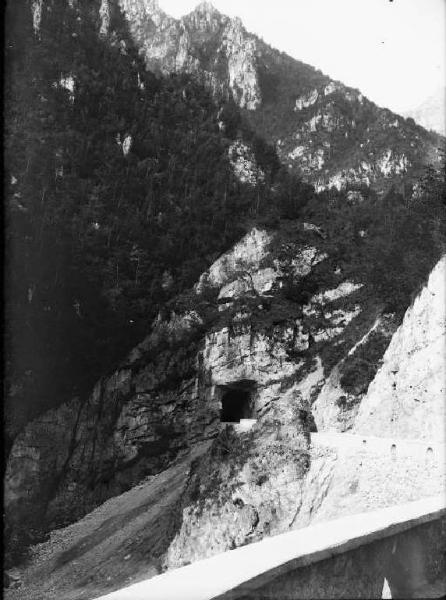 Valtorta. Strada che conduce al paese