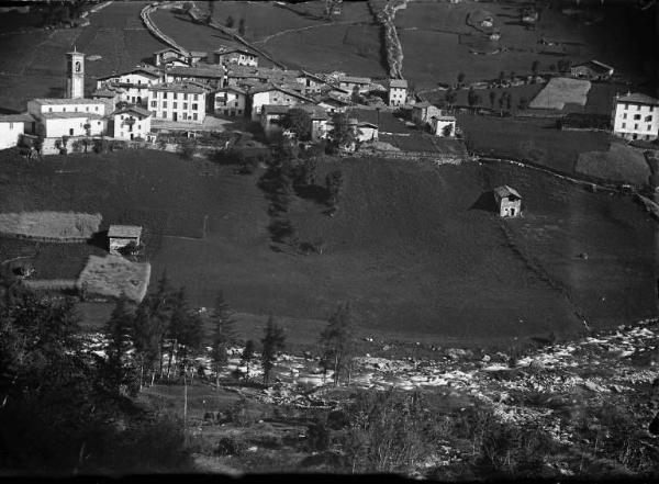 Carona. Veduta panoramica con l'antico alveo del fiume Brembo