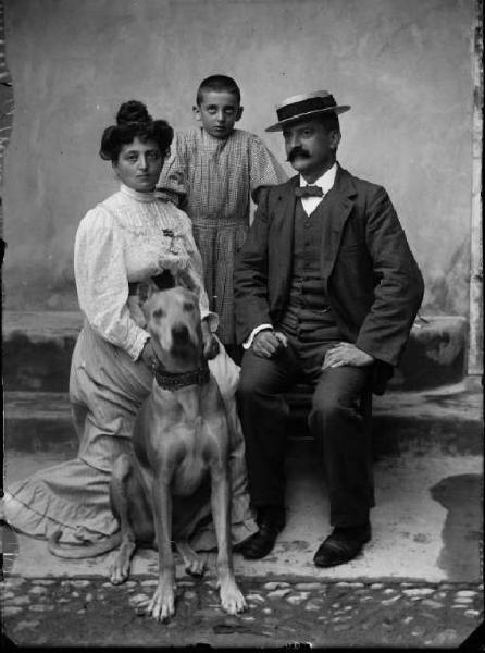 Piazza Brembana. Ritratto di famiglia con cane