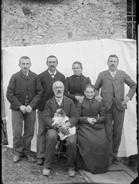 Val Brembana. Ritratto di famiglia con cane