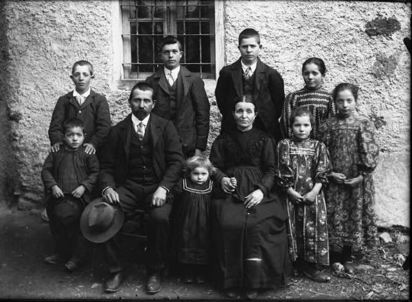 Val Brembana. Ritratto di famiglia con casa rurale sullo sfondo