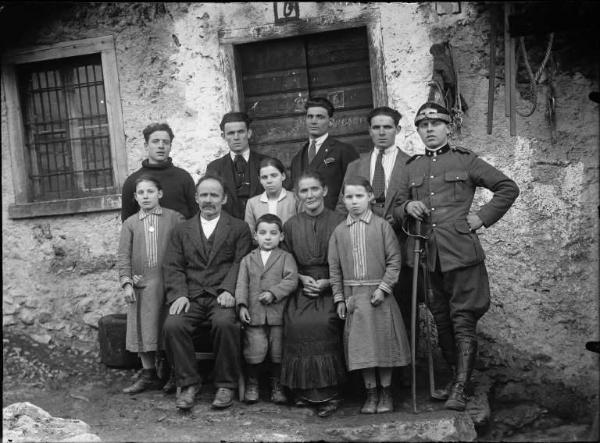 Val Brembana. Ritratto di famiglia con militare. Casa rurale sullo sfondo