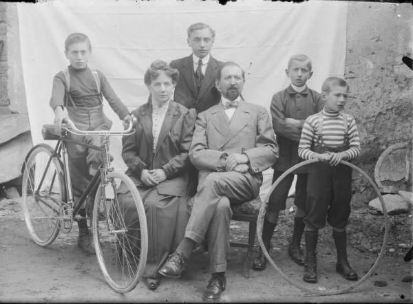 Val Brembana. Ritratto di famiglia benestante con bicicletta e cerchio