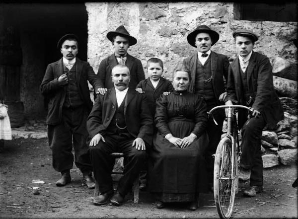 Val Brembana. Ritratto di famiglia con bicicletta davanti a una casa rurale