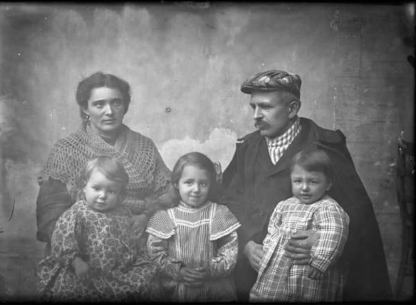 Piazza Brembana. Ritratto di Gemoli Goglio con la moglie Maria Giovanna Gervasoni e tre figli piccoli