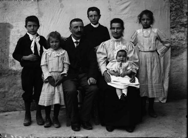 Piazza Brembana. Ritratto di Antonio Calegari con la moglie Speranza Goglio e i figli