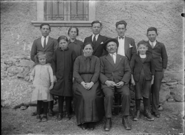 Val Brembana. Ritratto di famiglia con casa sullo sfondo