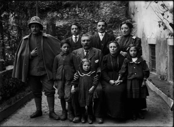 Val Brembana. Ritratto di famiglia con militare
