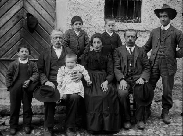 Val Brembana. Ritratto di famiglia con casa rurale sullo sfondo