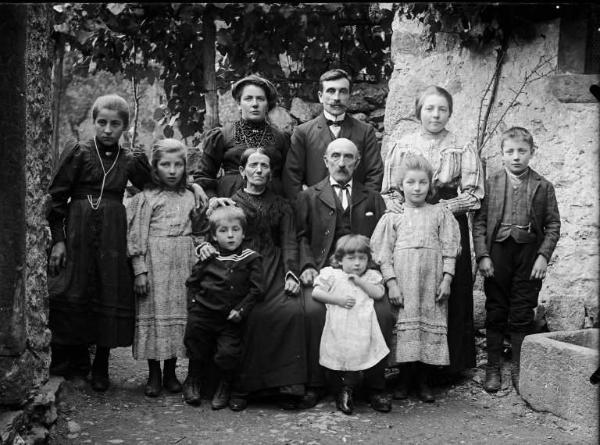 Val Brembana. Ritratto di famiglia con casa rurale e pergola sullo sfondo