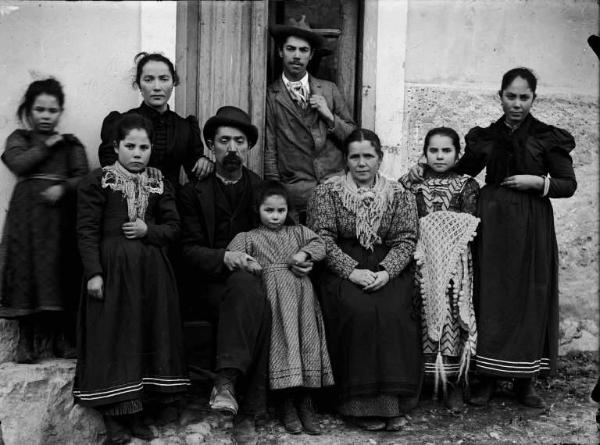 Val Brembana. Ritratto di famiglia sulla porta di casa