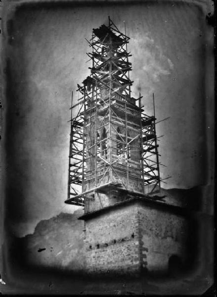 Piazza Brembana. Sopraelevazione del campanile della chiesa parrocchiale di San Martino oltre la Goggia