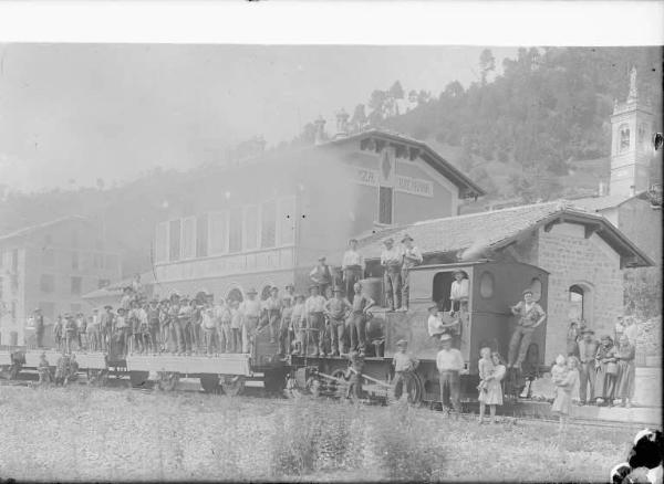 Piazza Brembana. Ritratto di gruppo degli operai addetti ai lavori della ferrovia in occasione dell'inaugurazione della stazione ferroviaria San Martino de' Calvi Nord