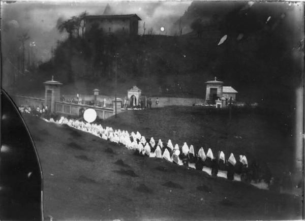 Piazza Brembana. Corteo funebre per un bambino davanti al cimitero