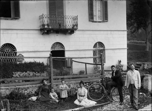 Piazzatorre. Ritratto del dottor Bonandrini, medico condotto, e della famiglia in posa davanti alla casa di abitazione