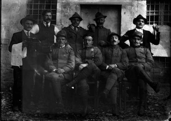 Val Brembana. Ritratto di gruppo di militari in licenza. Amico in prima fila a sinistra con bicchieri per il brindisi