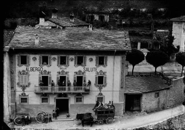 Olmo al Brembo. Veduta dell'albergo della Salute con la diligenza in sosta