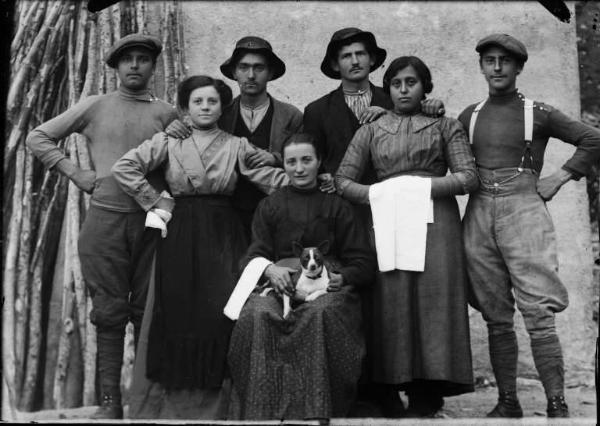 Val Brembana. Ritratto di famiglia con cane