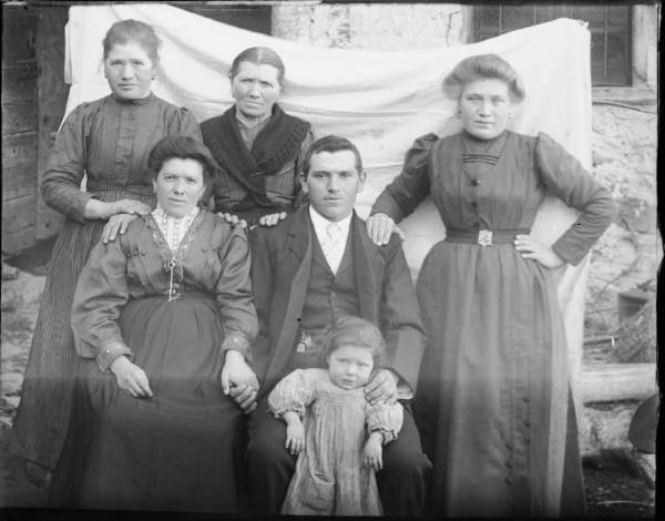 Val Brembana. Ritratto di famiglia con casa rurale sullo sfondo