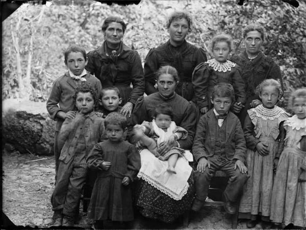 Val Brembana. Ritratto di gruppo familiare in un bosco