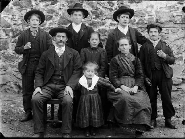 Val Brembana. Ritratto di famiglia con casa rurale sullo sfondo